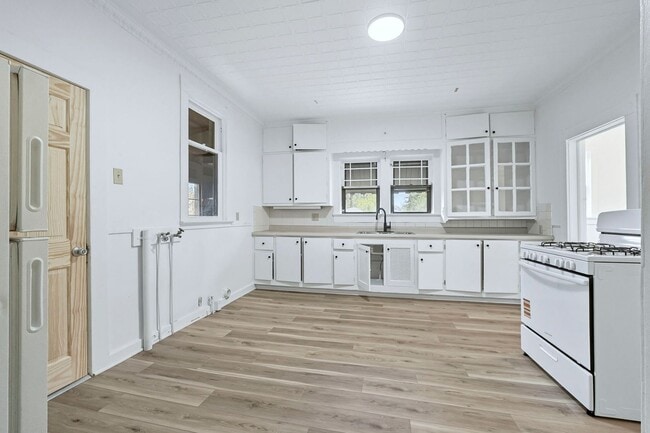 Building Photo - New THREE BED listing in Fort Wayne!