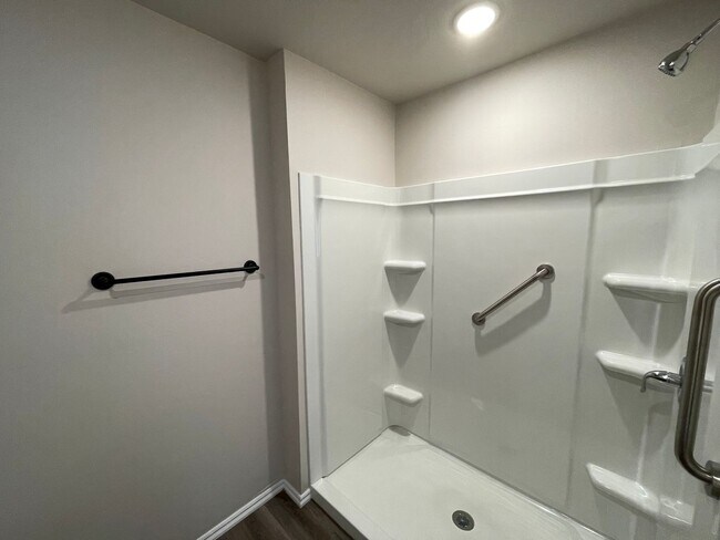 Building Photo - NEW SENIOR COMMUNITY! 55 & UP! 2 bed 2 ful...