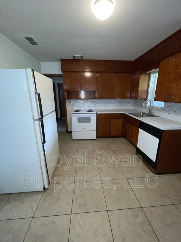 Building Photo - 1047 Pineview Pl
