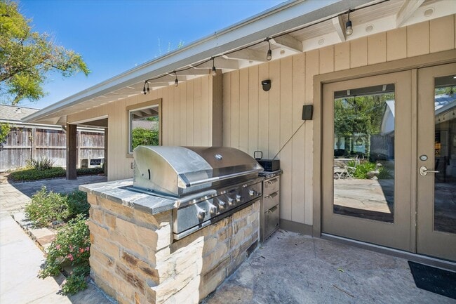 Building Photo - 623 Pinehaven Dr