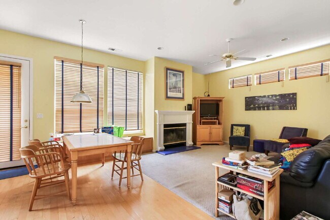 Building Photo - Short term room for rent