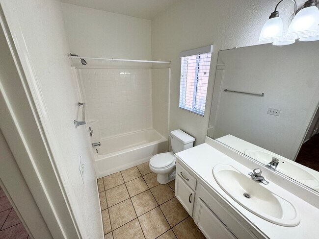 Building Photo - Spacious 6 bedroom home in West Palmdale