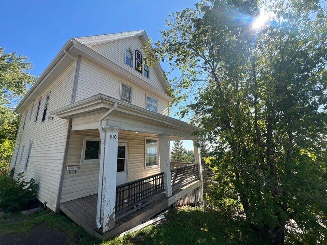 Building Photo - 2+ Bedroom Apartment - AVAILABLE AUGUST 1st!