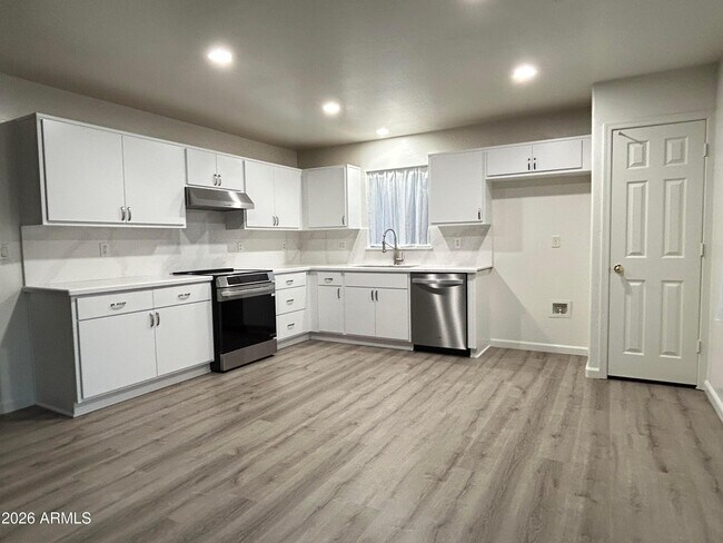 Building Photo - 10542 W Alvarado Rd