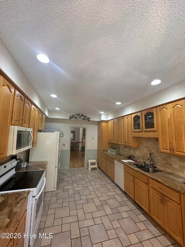 Building Photo - 7407 Fern Valley Dr