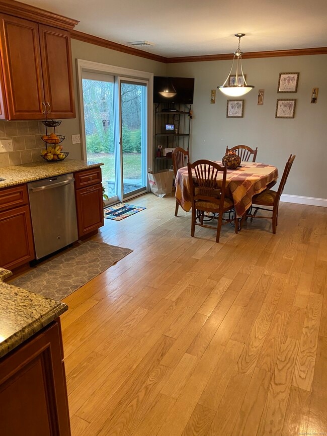 Building Photo - 5 Meadow Wood Rd