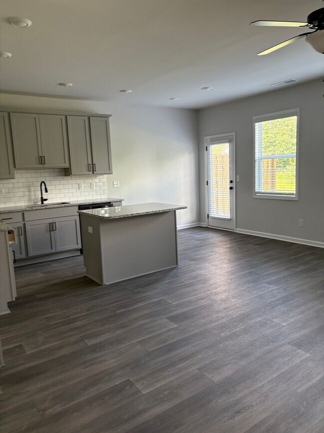 Building Photo - Charming 3BR Townhome in Adairsville