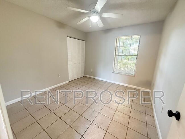 Building Photo - 6075 Village Cir S