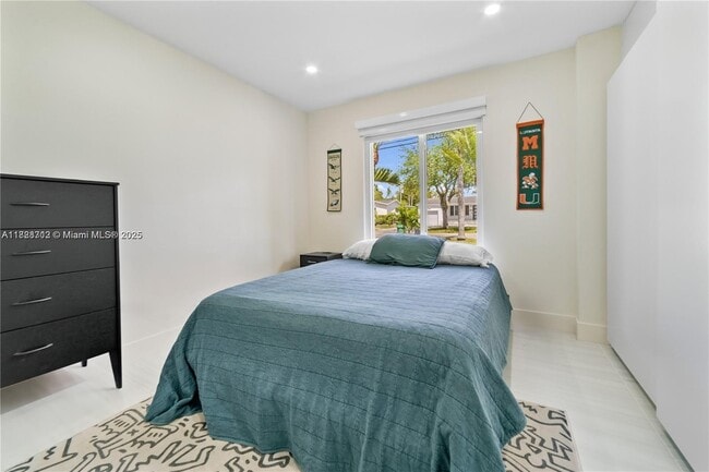 Building Photo - 5020 SW 92nd Ave