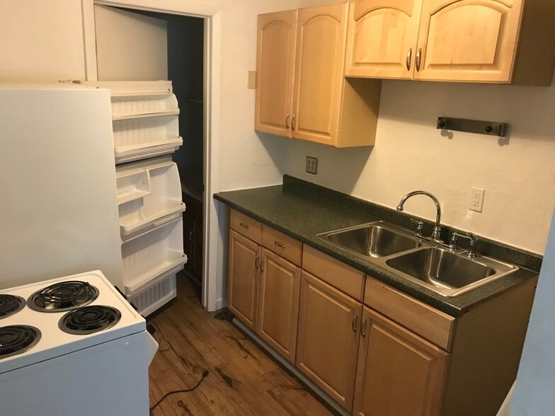 full kitchen - 3129 W 4th Ave
