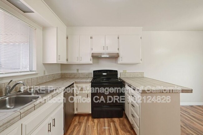 Building Photo - 908 Minaker Dr