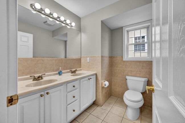 Building Photo - 26 Roger Ave