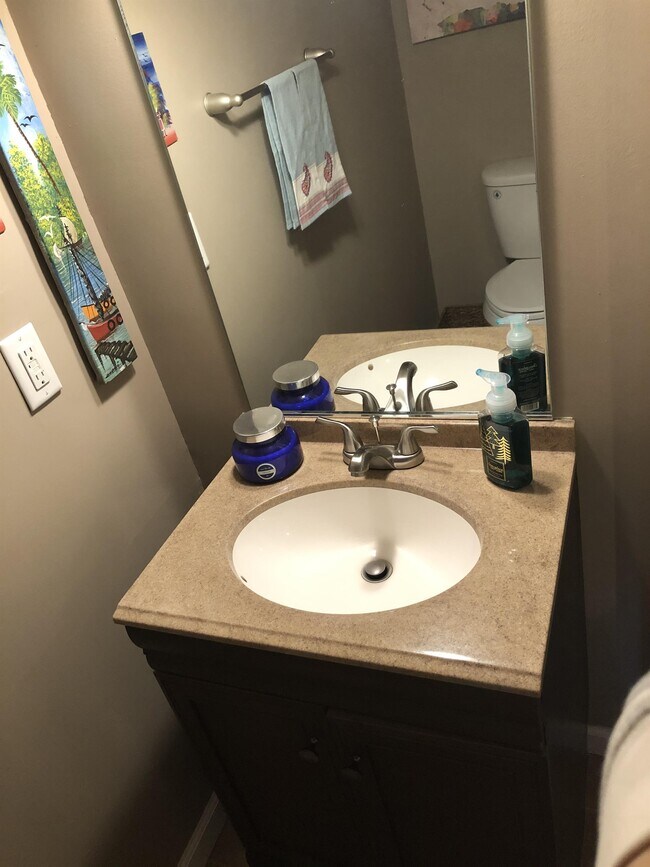 Building Photo - 2020 Grandview Dr