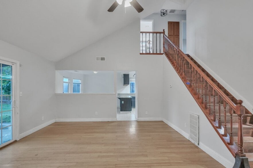 Building Photo - 940 Collegeview Dr