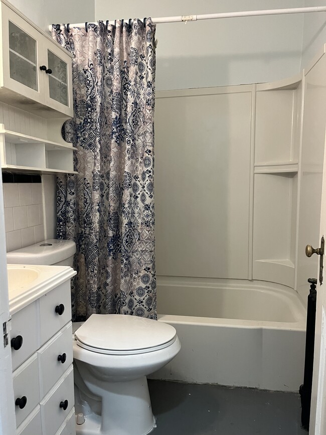 Full bathroom - 1412 Light St