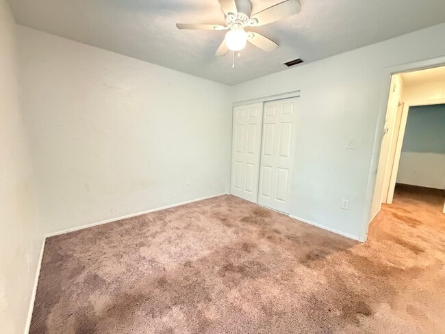 Building Photo - Available Now! 2 Bed, 1 Bath Duplex