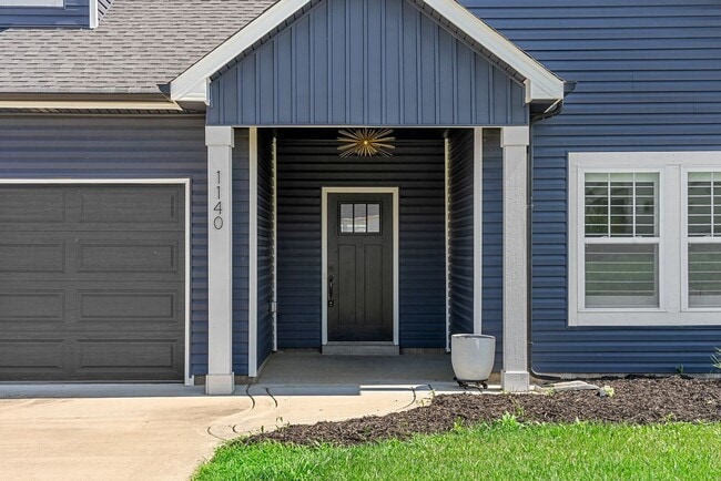 Building Photo - Pet Friendly Three Bedroom with Bonus!