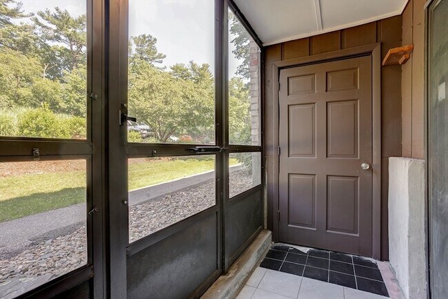 Building Photo - 7 Greenbriar Dr