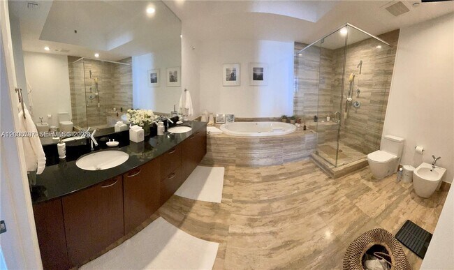 Building Photo - 15811 Collins Ave