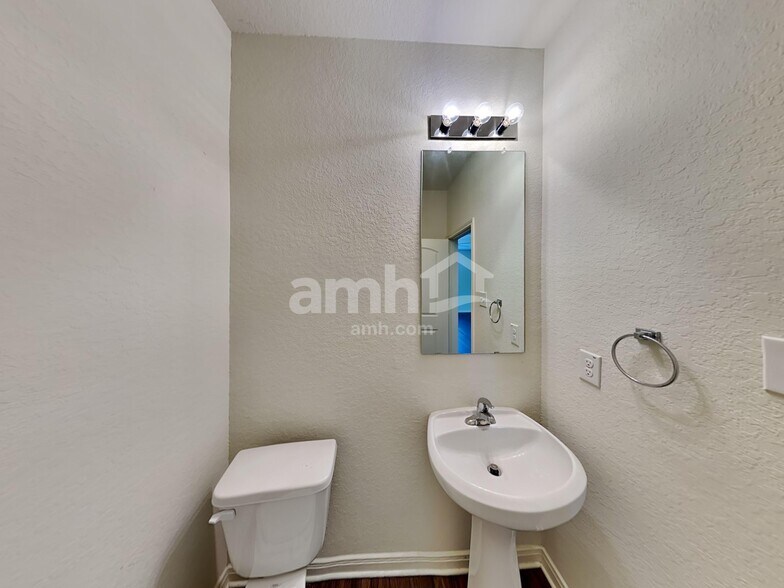 Building Photo - 7931 Bluewater Cove