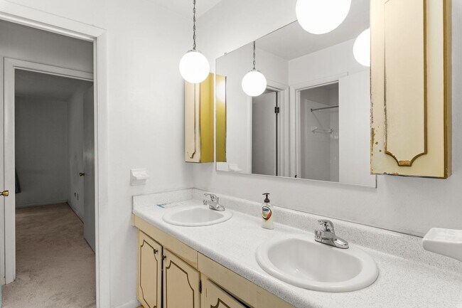 Building Photo - Townhouse for Rent in Virginia Beach!