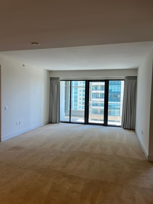 Building Photo - Experience upscale living in Downtown San Diego with great views. This is a must see!