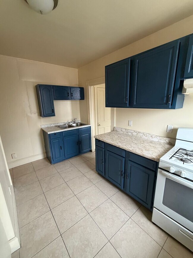 Building Photo - 121 Laurel St