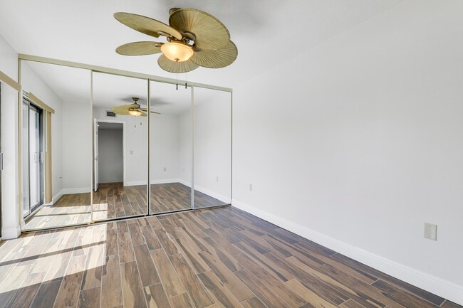 Building Photo - 2324 23rd Ct