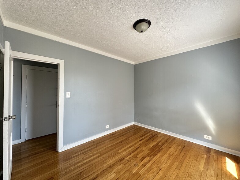 Building Photo - 5662 N Ridge Ave