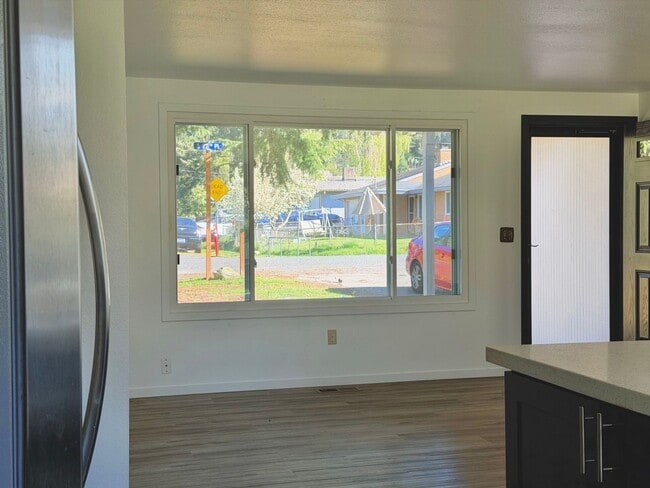 Building Photo - Charming 4BR Home with Huge Yard - W/D and Garage