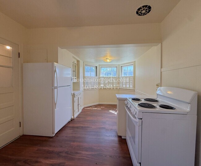 Building Photo - MOVE IN SPECIAL! ONE MONTH FREE! Timeless SE Portland 3 Bed Home w/Backyard, Hardwood Floors, & B...