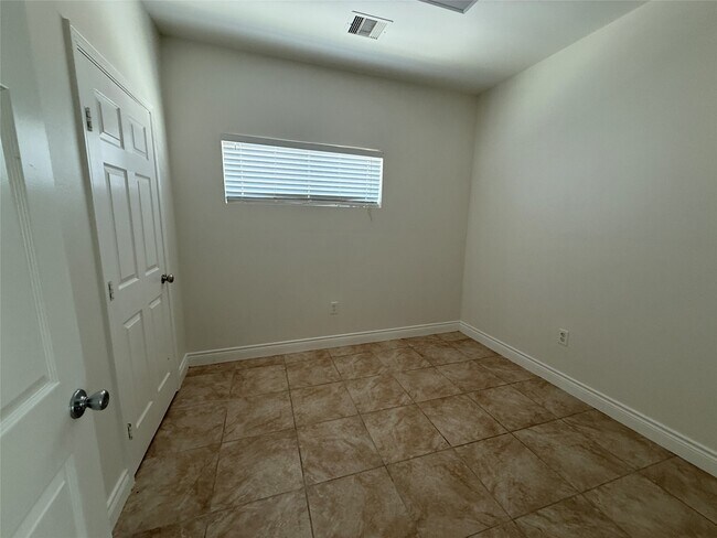 Building Photo - 2724 Crossview Dr