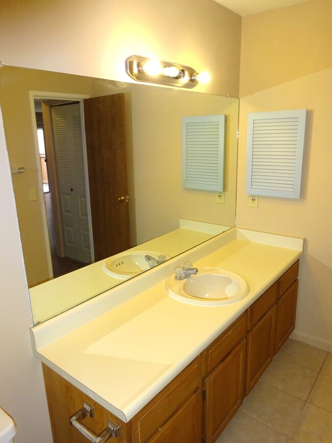 Building Photo - Charming 1 Bedroom 1 Bath First Floor Cond...