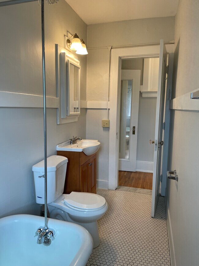 Building Photo - 185 Alexander St