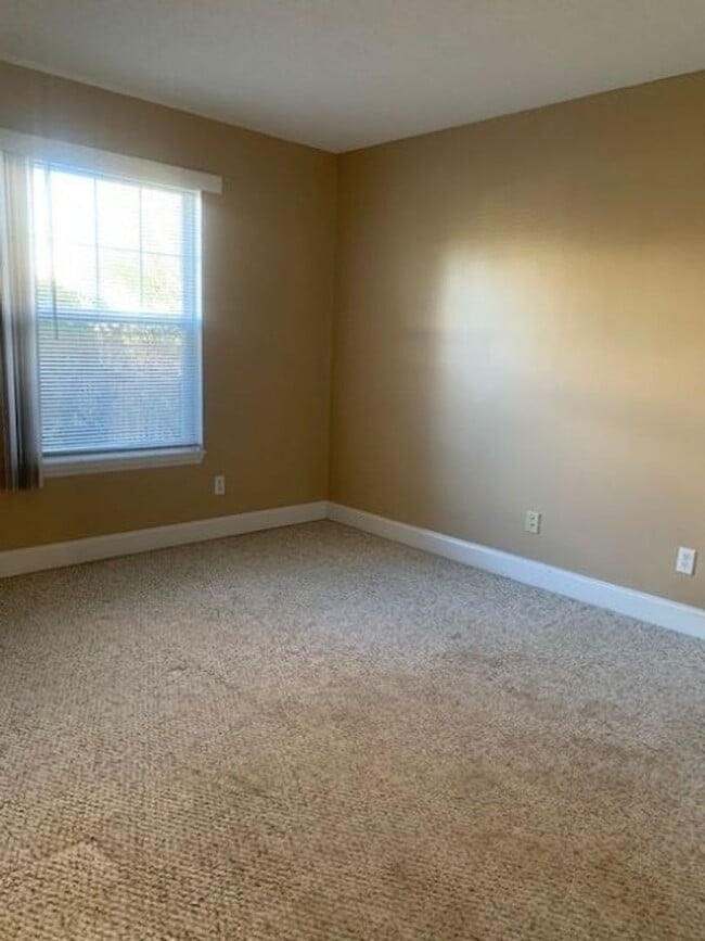 Building Photo - 2 bedroom 2 bath unit- Close to tanglewood!