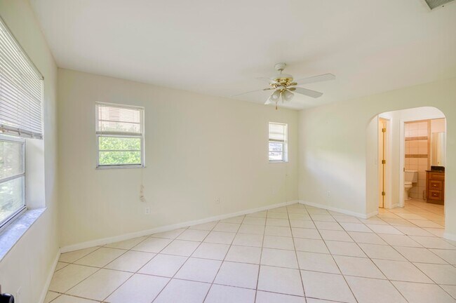 Building Photo - 2074 SE Doverbrook St