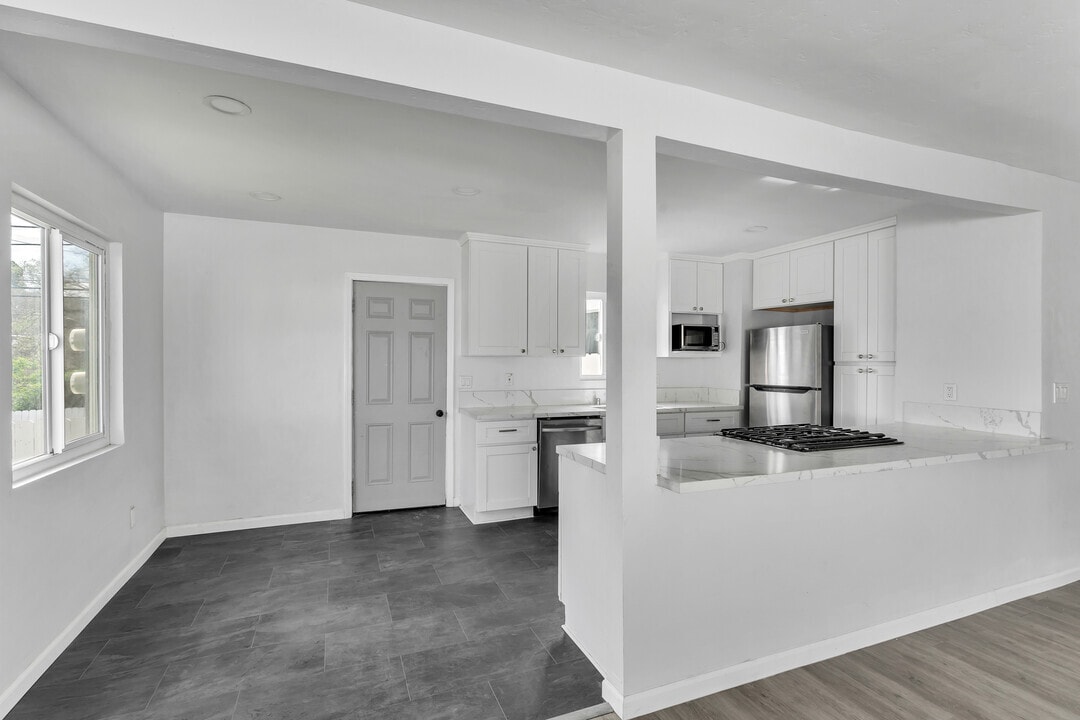 Building Photo - 1222 Willowside Ter