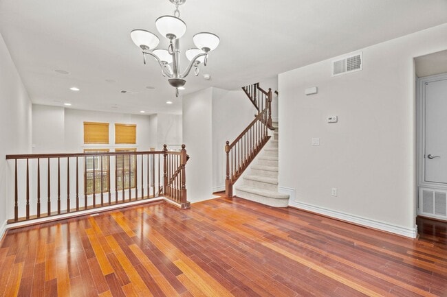 Building Photo - PRIVATE TOWNHOME NEAR DOWNTOWN STROLL TO E...