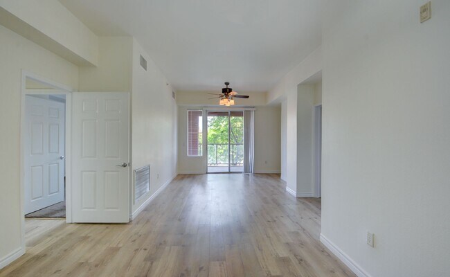 Building Photo - Park Avenue Mid Rise Condo. All HOA Amenities