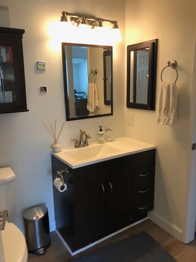 Building Photo - 2 bedroom, 1 bath townhome in great location