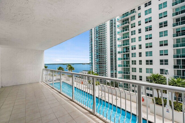 Building Photo - 1 SE 12th St