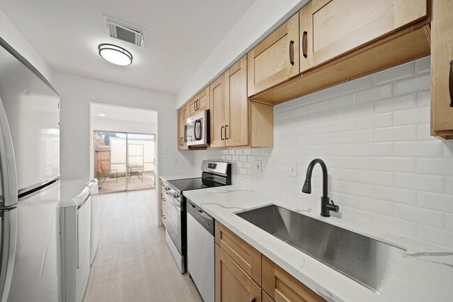 Building Photo - 7949 Ellinger Ln