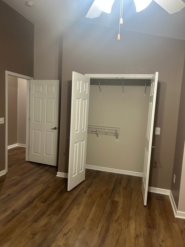 Building Photo - 2121 S Greenwood Dr