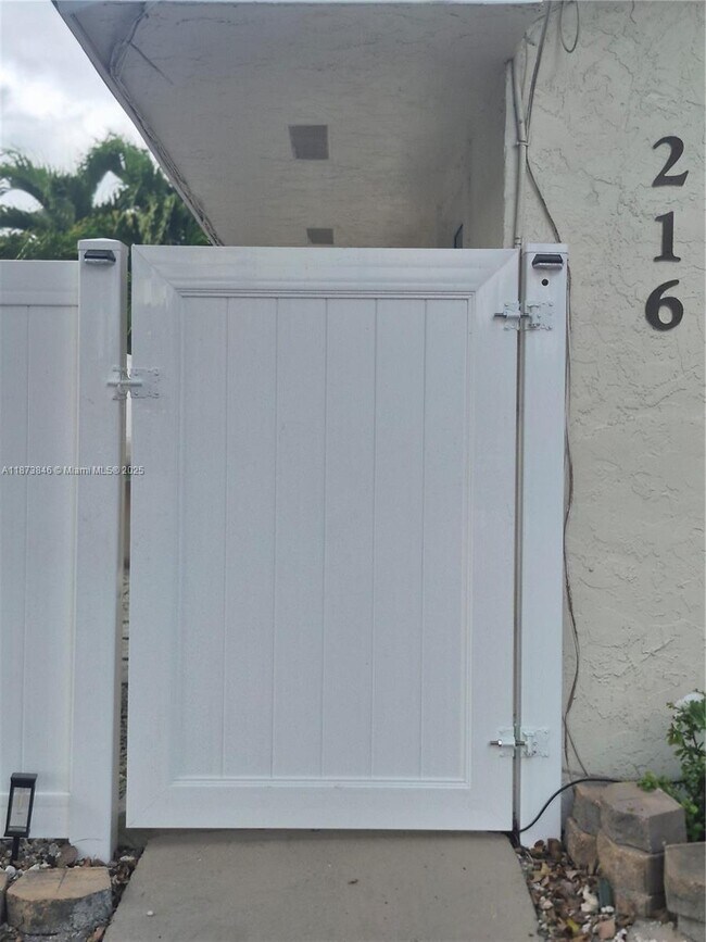 Building Photo - 216 SW 9th St