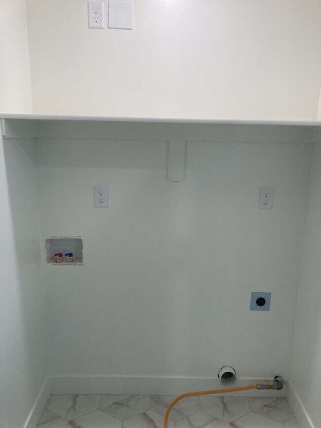 Building Photo - 3 Bed - 2.5 Bath, Newer Construction, Larg...