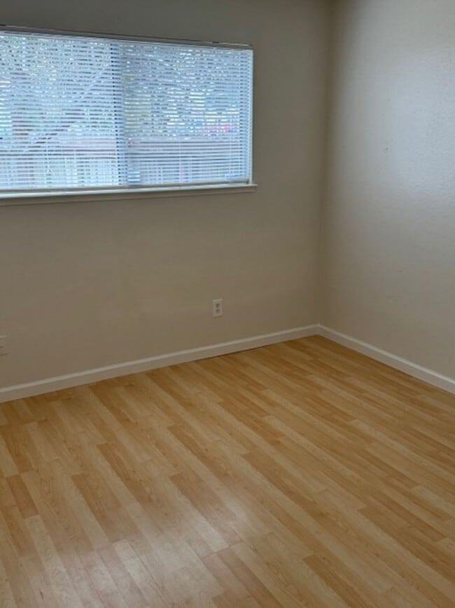 Building Photo - Great 2bd/1bth in Sacramento