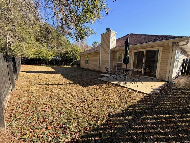 Building Photo - SummerBrooke Home, Plenty of Sunshine, Privacy, & Backyard Space!