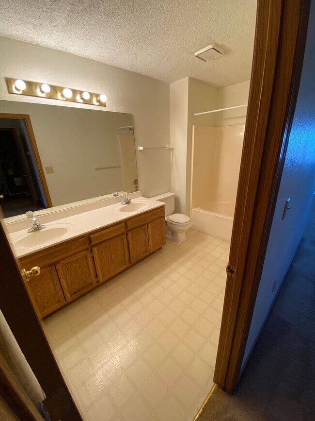 College Place Apartments! 217 Broad St Warrensburg MO 64093