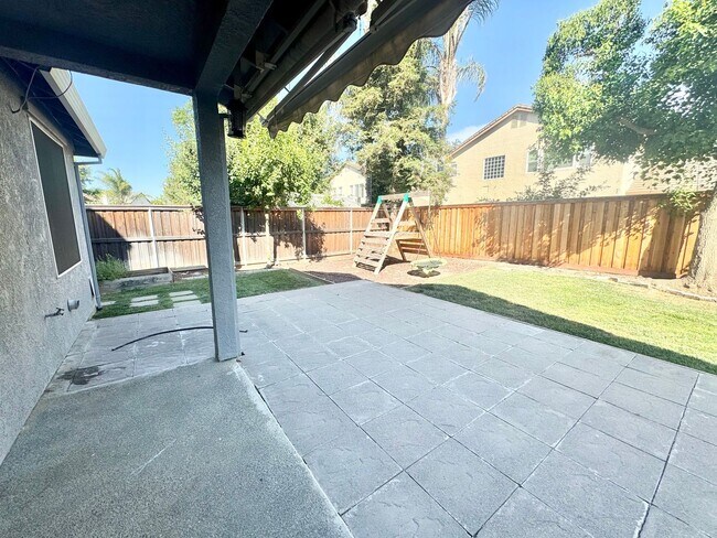 Building Photo - Beautiful 5 bed 3 bath Home in Wildhorse