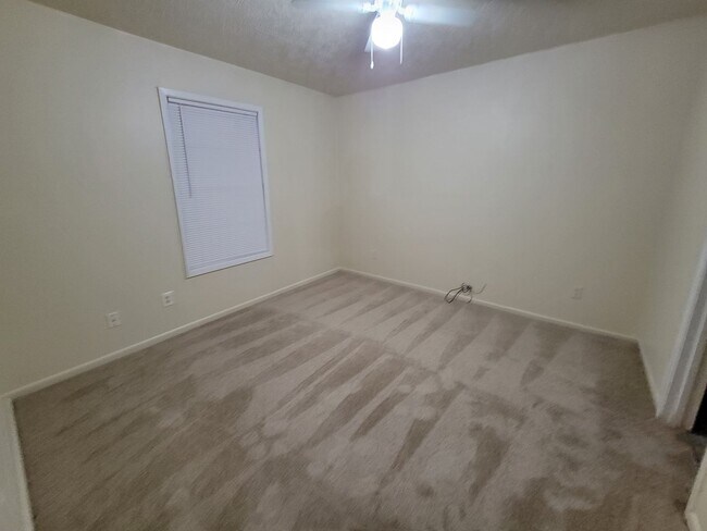 Building Photo - College Station - 2 bedroom - 1.5 Bath dow...